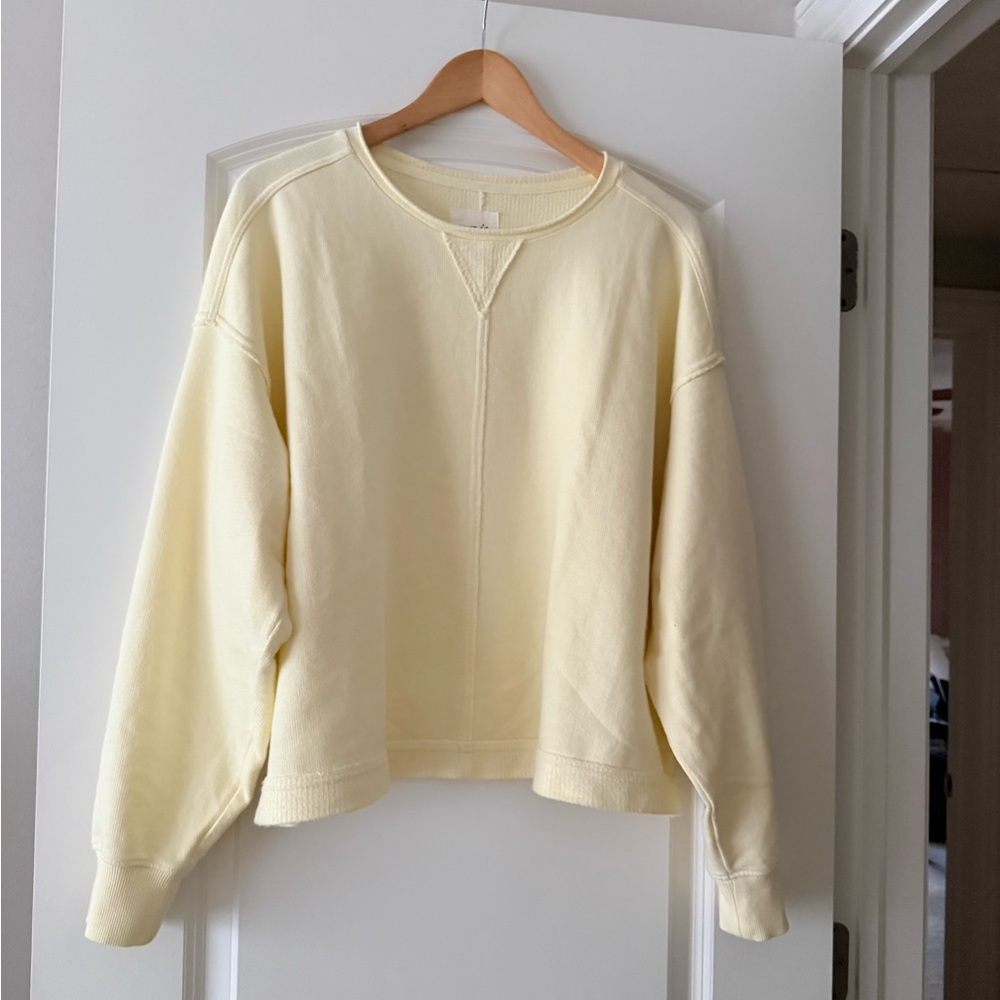 Adorable buttery yellow sweatshirt - Picture 2 of 3